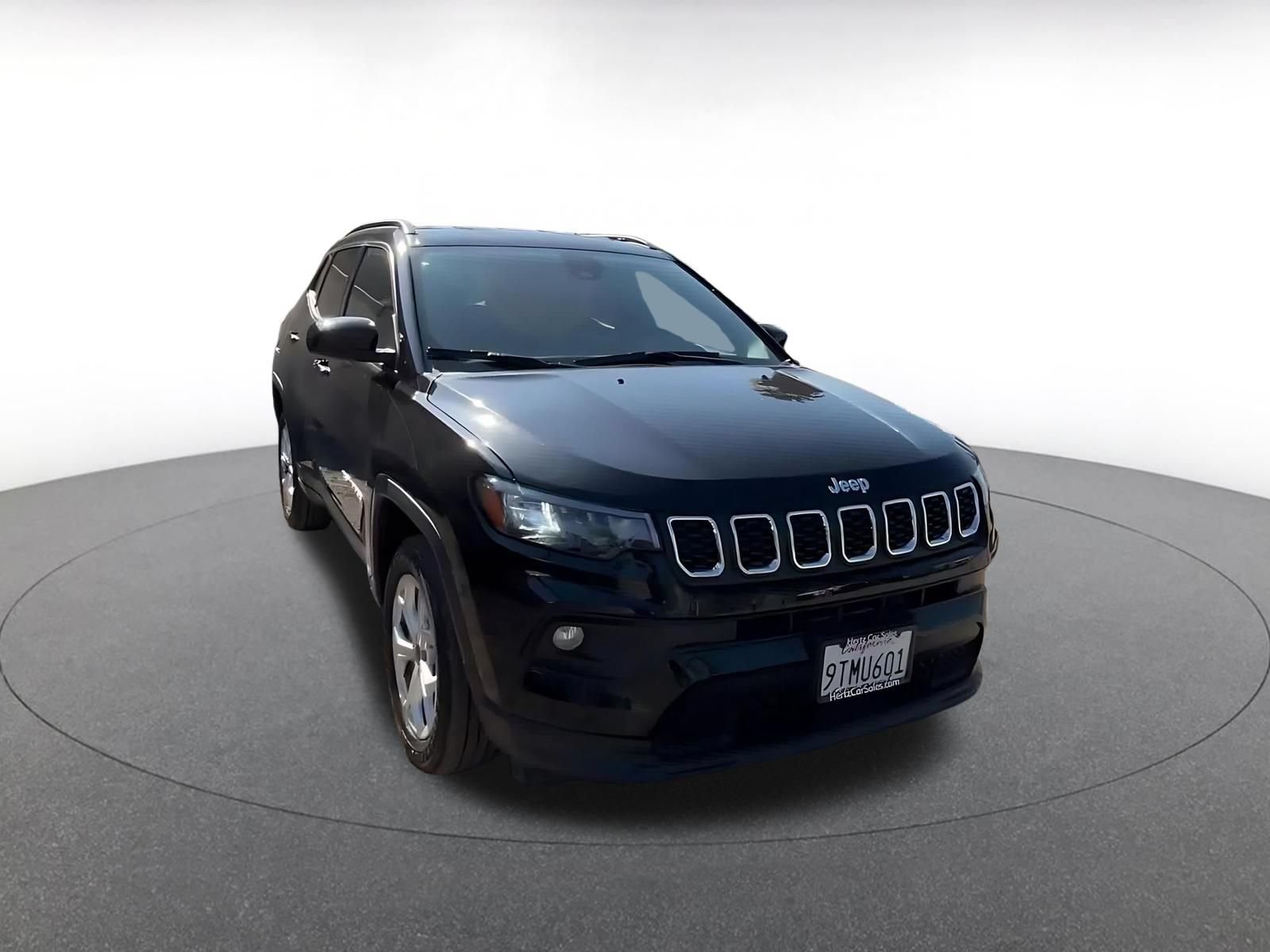 Used 2025 Jeep Compass Latitude AWD/4WD image 3