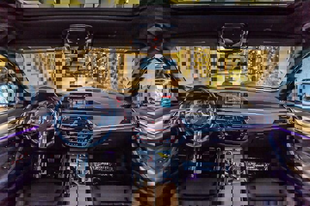 Used 2019 BMW 540i xDrive w/ M Sport Package image 3