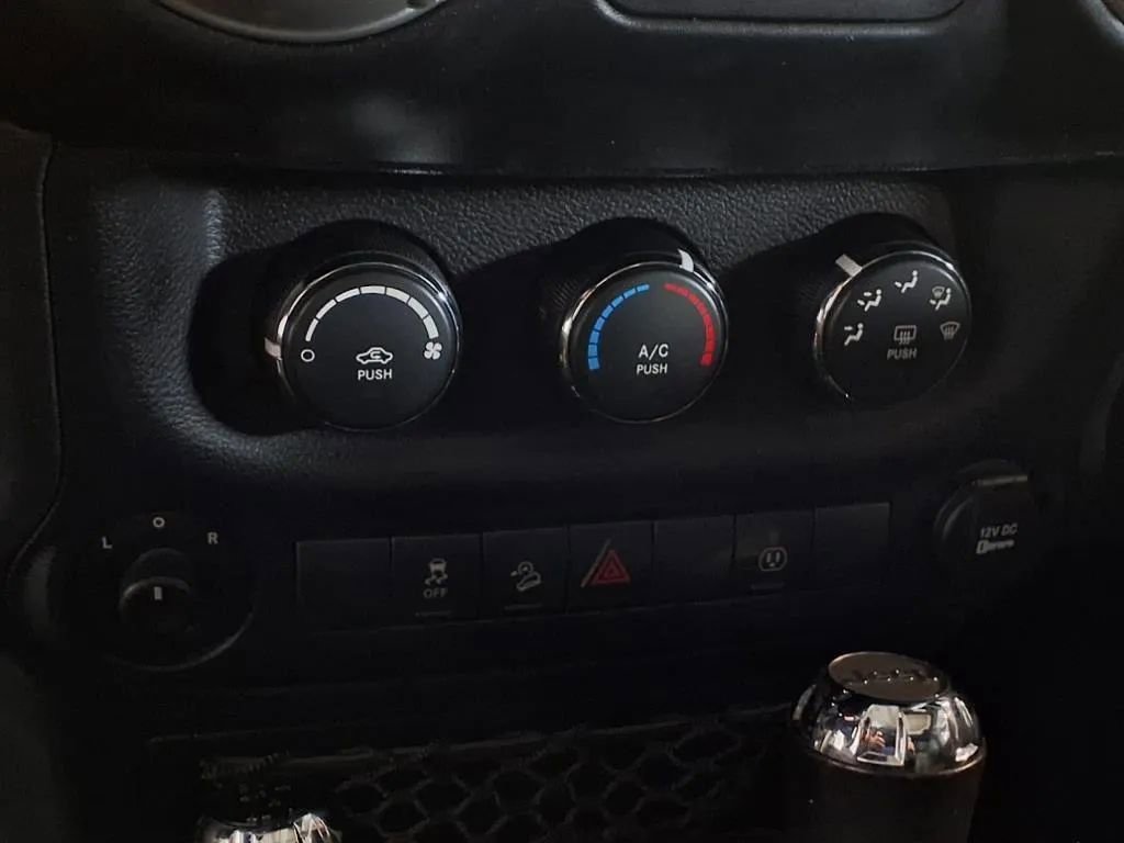 Used 2016 Jeep Wrangler Unlimited Sahara image 21