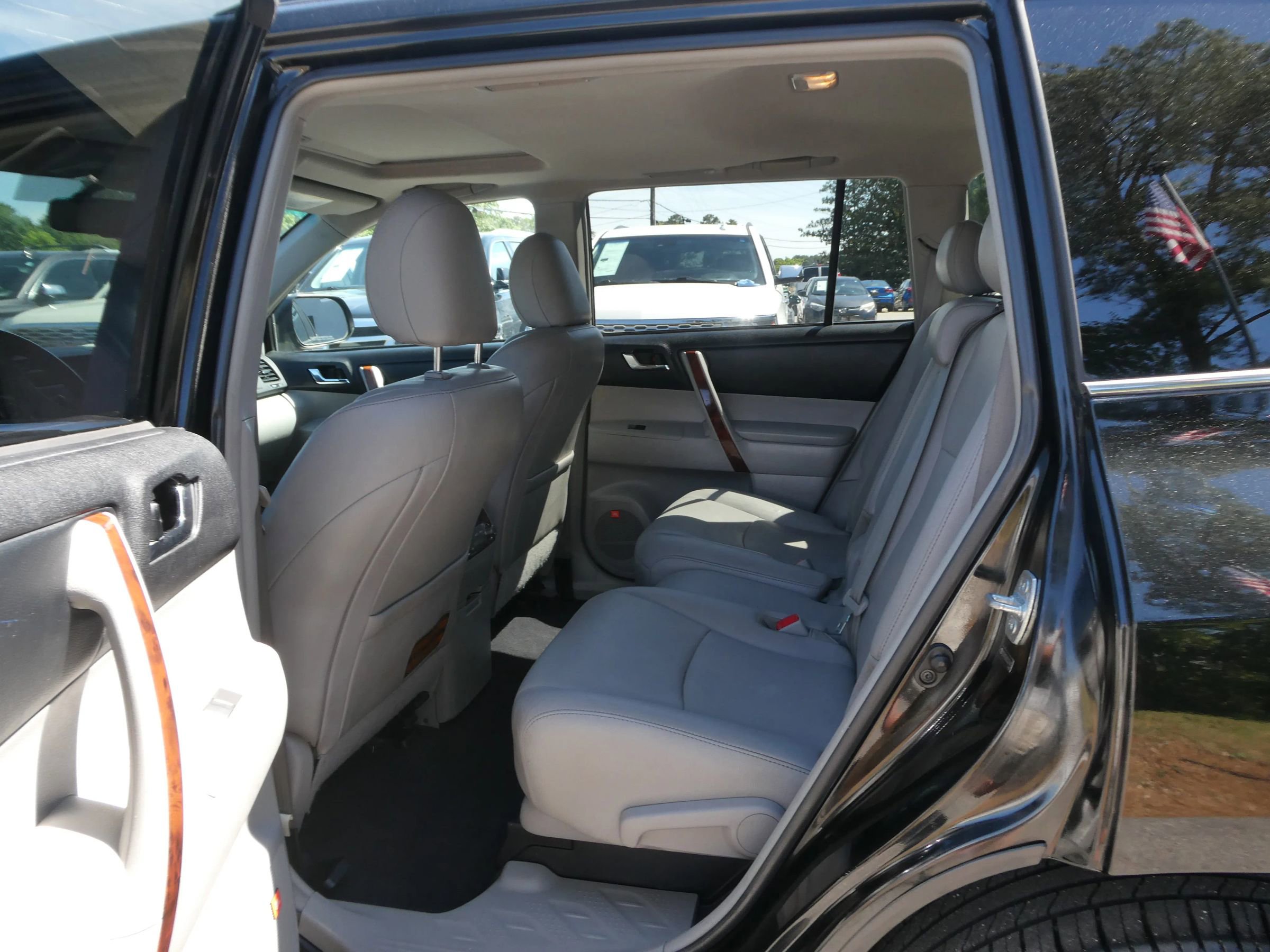 Used 2012 Toyota Highlander Limited w/ Tow Pkg FWD image 29