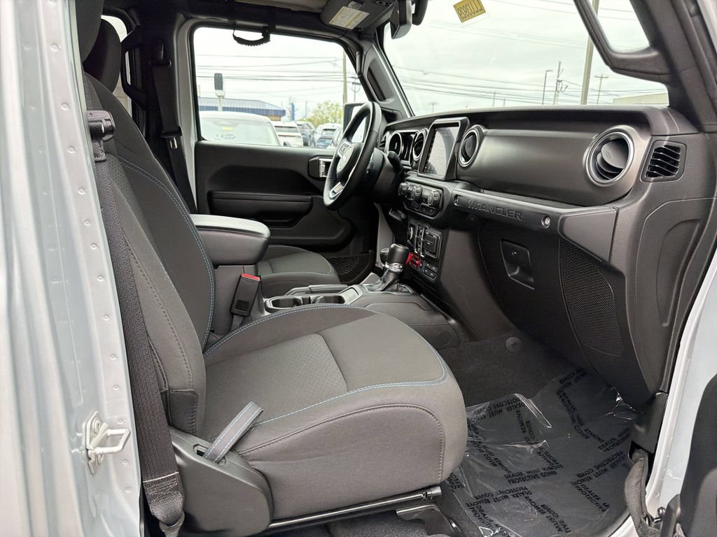 Used 2023 Jeep Wrangler Unlimited Rubicon 4xe w/ Cold Weather Group AWD/4WD image 17