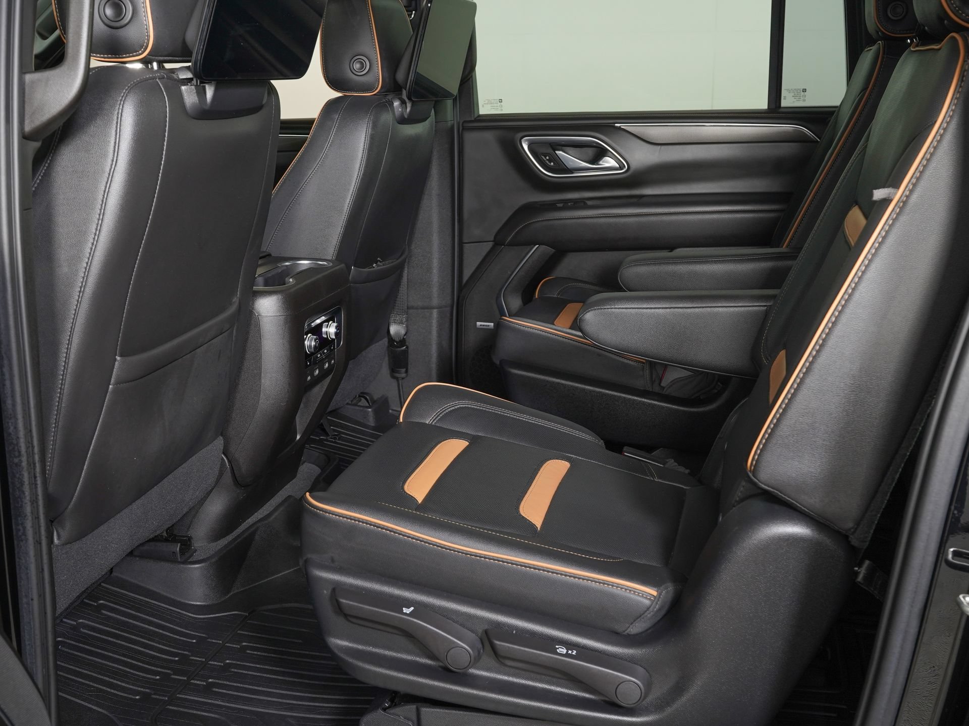 Used 2021 GMC Yukon XL AT4 w/ AT4 Premium Plus Package AWD/4WD image 14