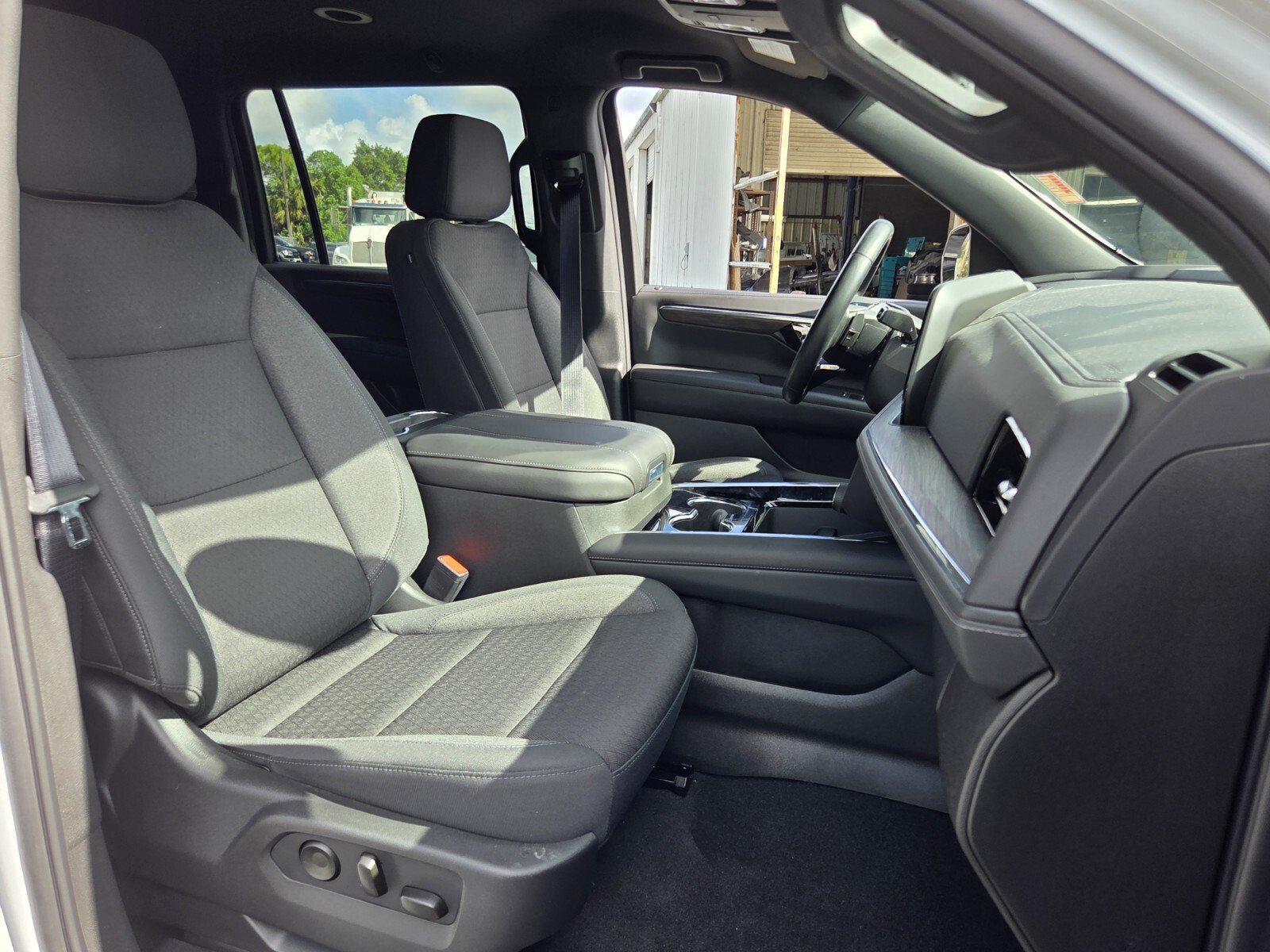 Certified 2025 Chevrolet Suburban LS RWD image 18