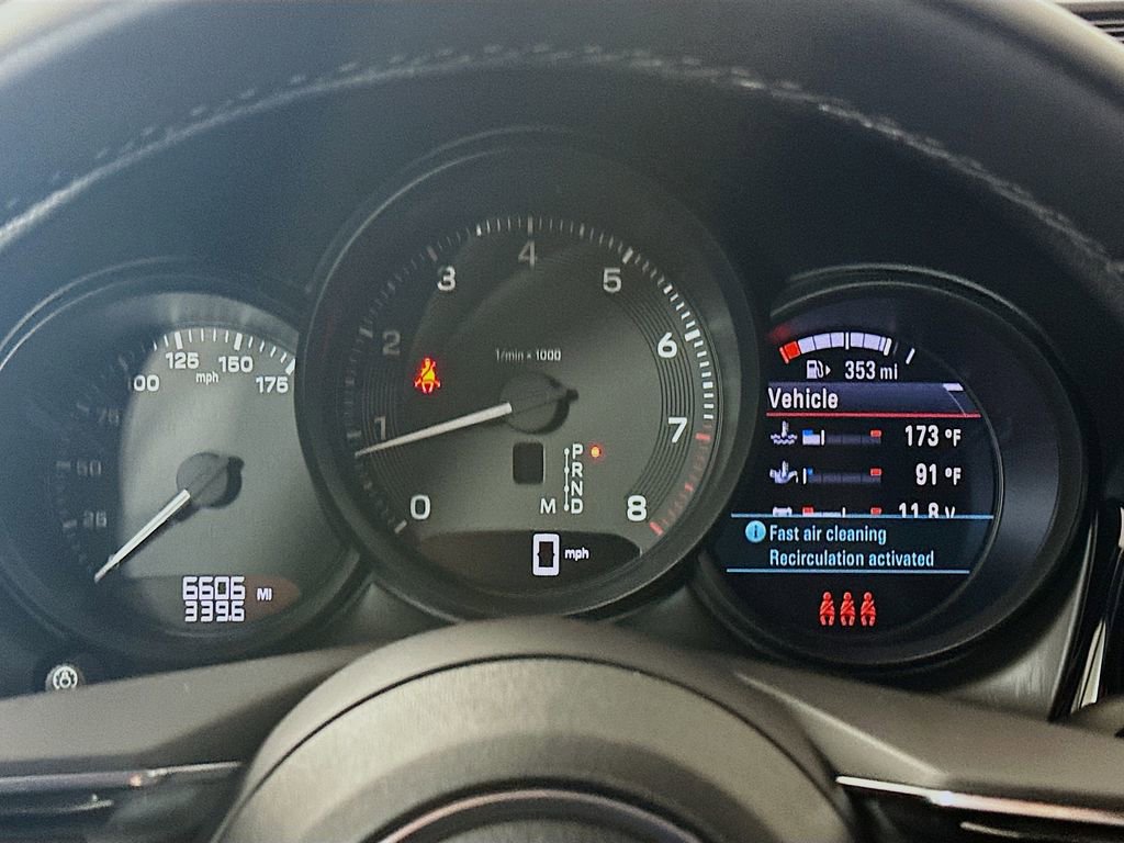 Certified 2025 Porsche Macan image 13