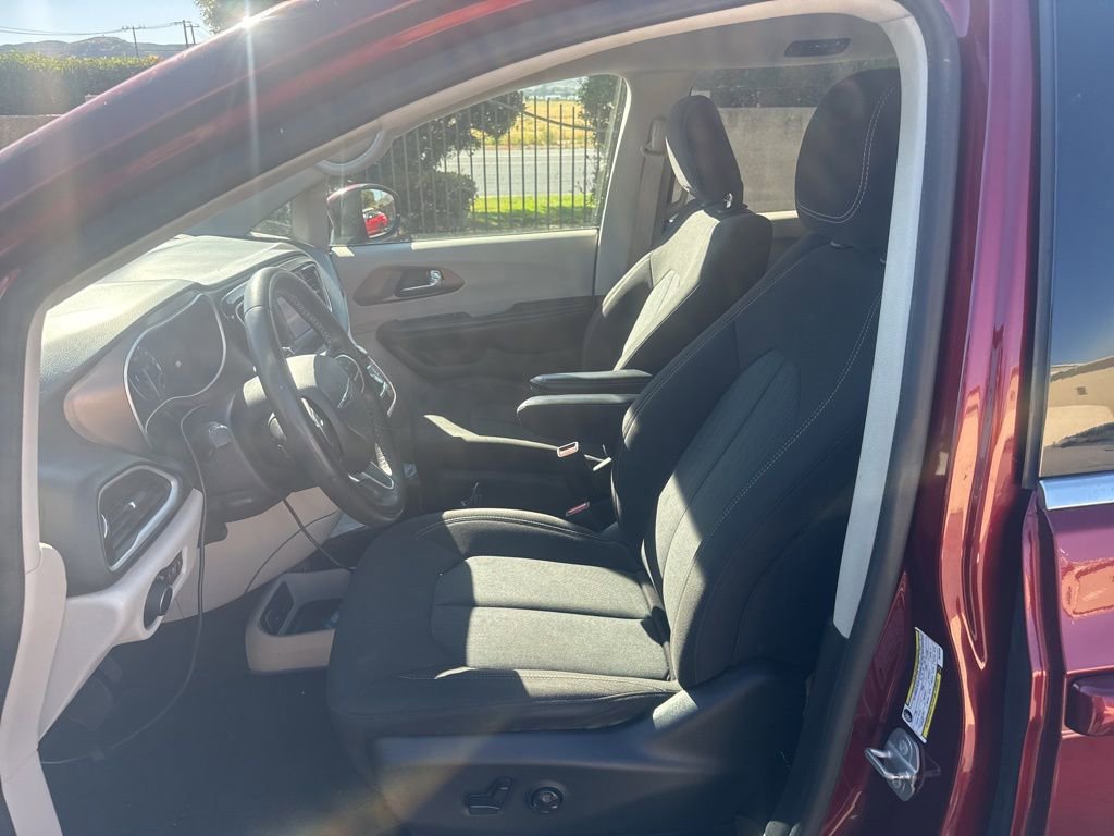 Used 2022 Chrysler Voyager LX image 20