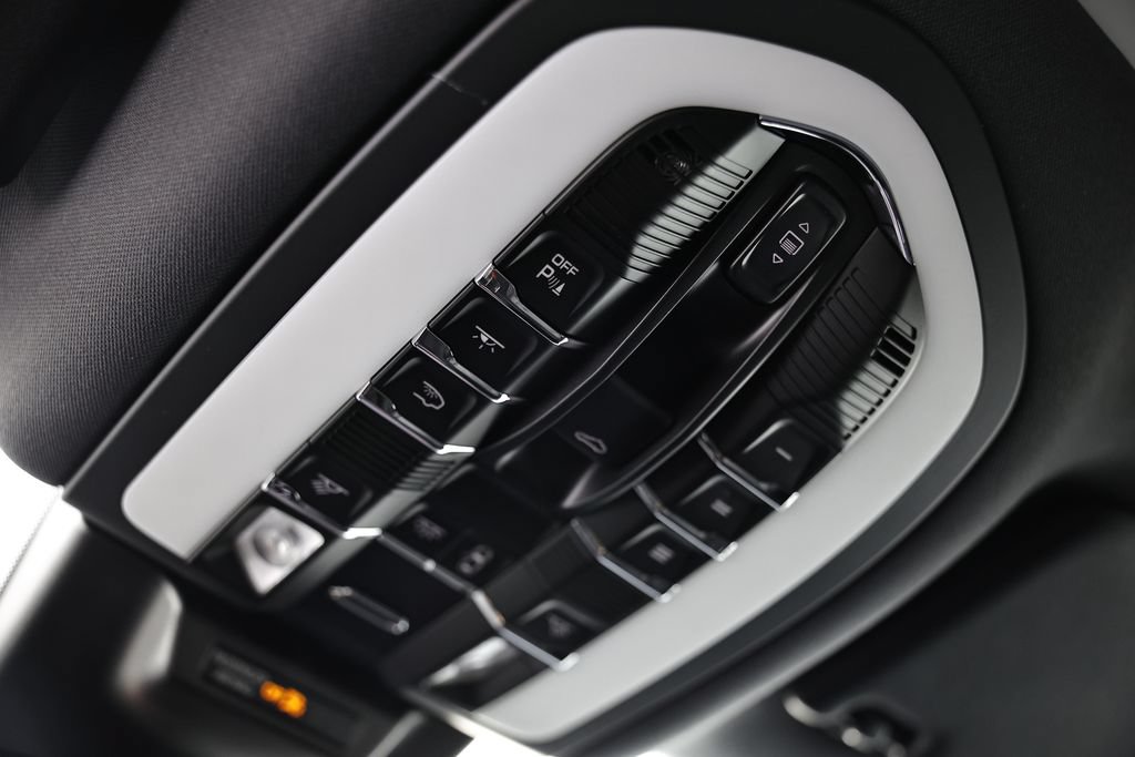 Certified 2026 Porsche Macan AWD/4WD image 40