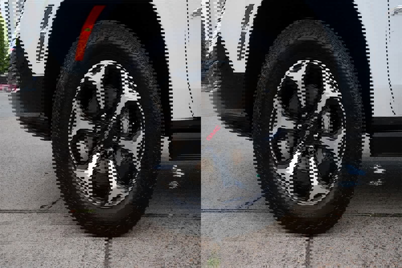 Used 2025 GMC Yukon AT4 w/ AT4 Premium Package image 27