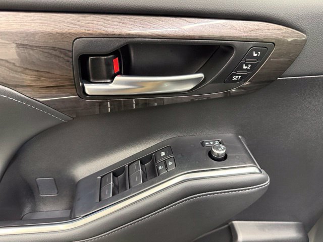 Certified 2025 Toyota Highlander Platinum AWD/4WD image 12
