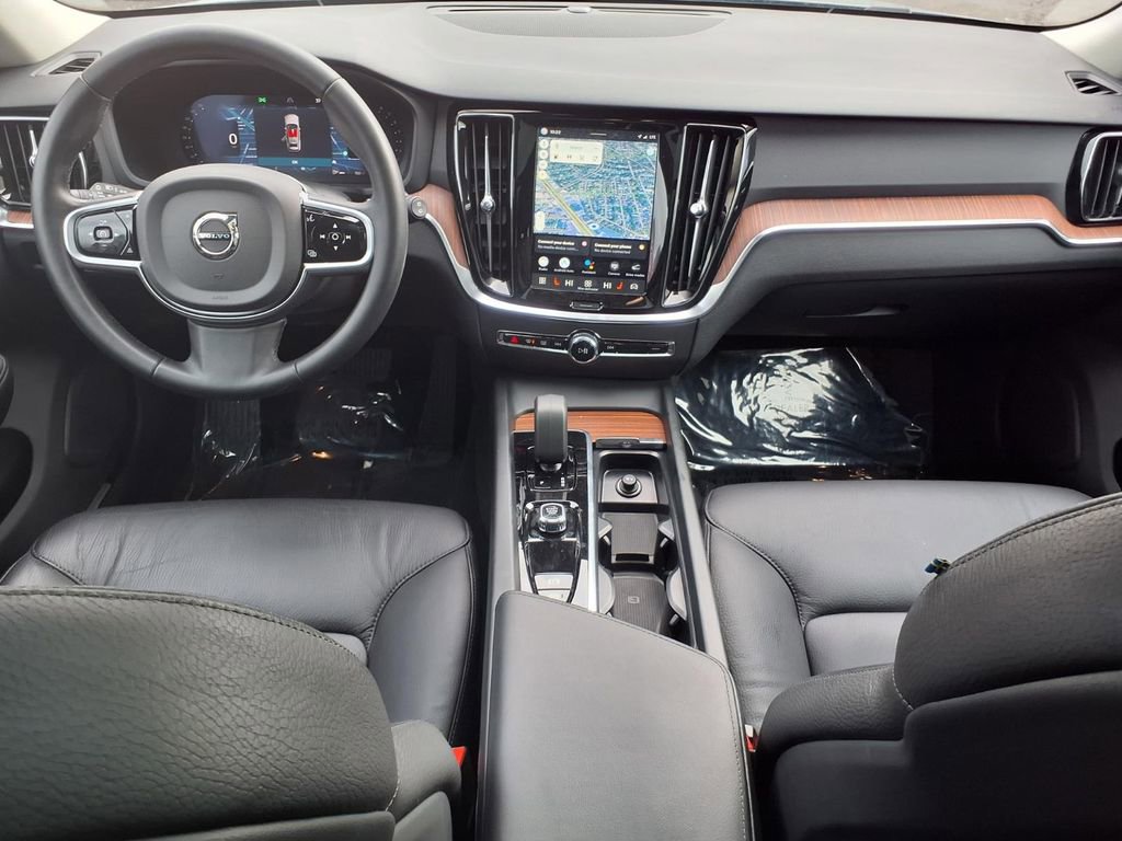 Used 2025 Volvo V60 B5 Cross Country Plus image 11