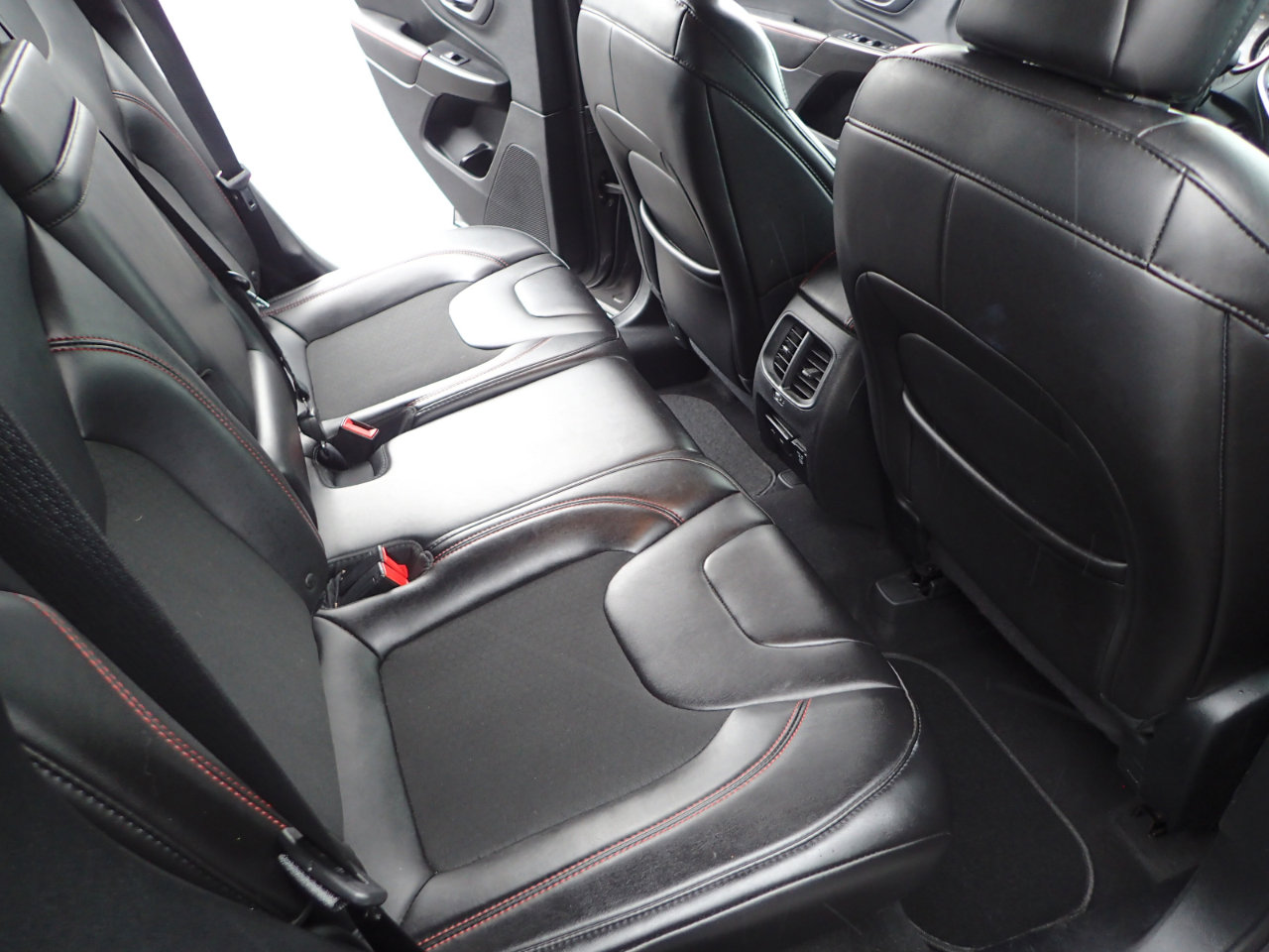 Used 2019 Jeep Cherokee Trailhawk image 12