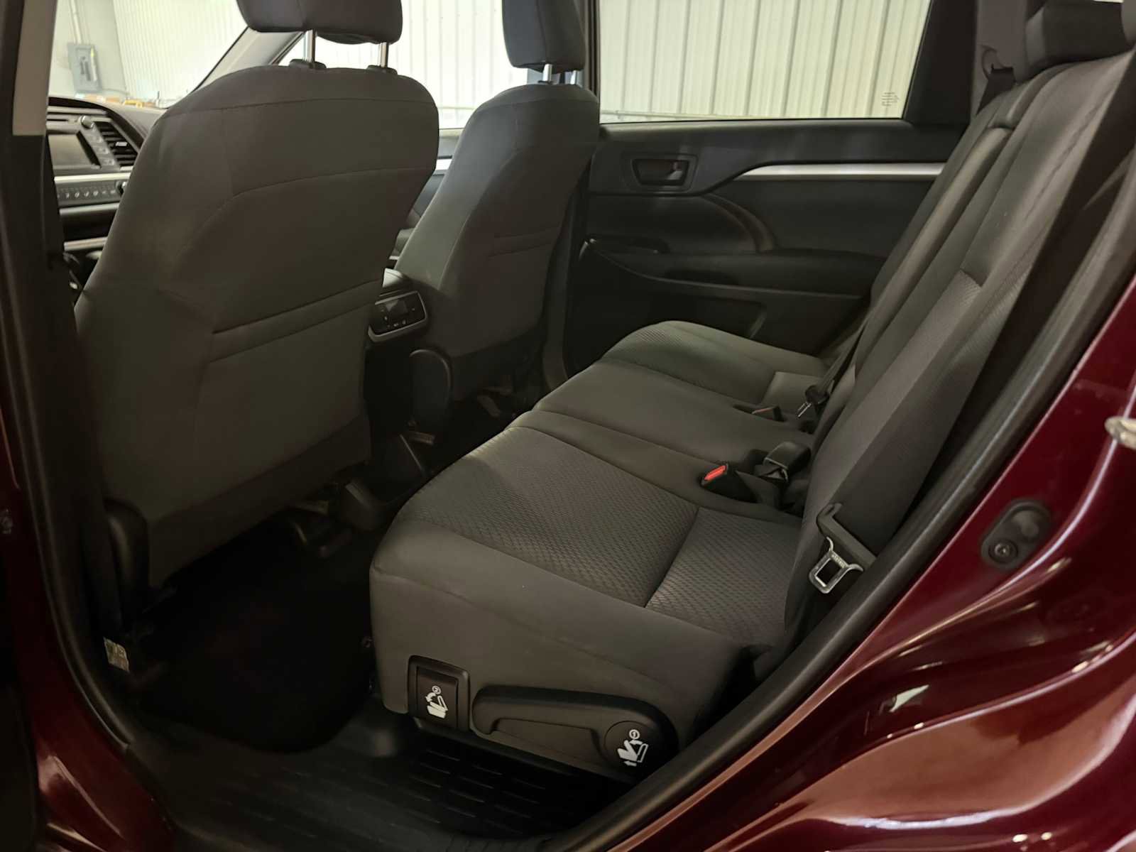 Used 2019 Toyota Highlander LE AWD/4WD image 21
