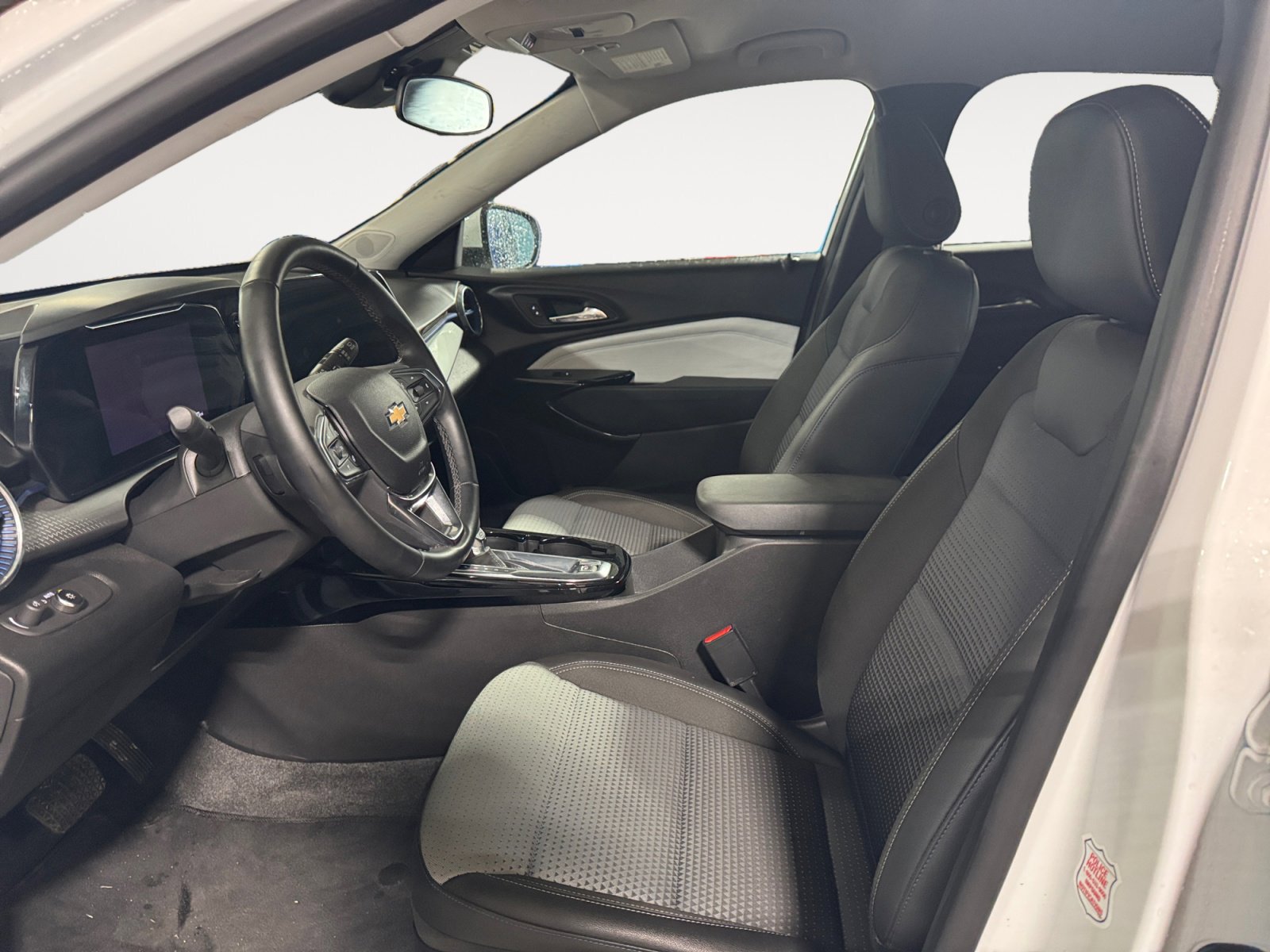 Used 2025 Chevrolet Trax LT w/ LT Convenience Package image 9