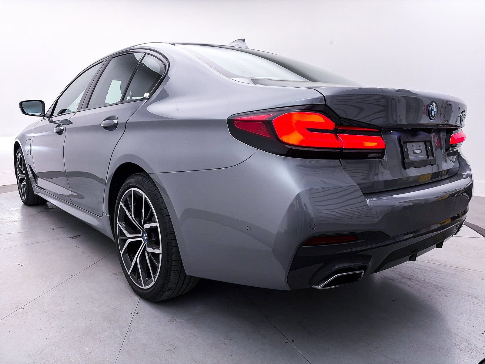 Used 2023 BMW 530e w/ M Sport Package image 13