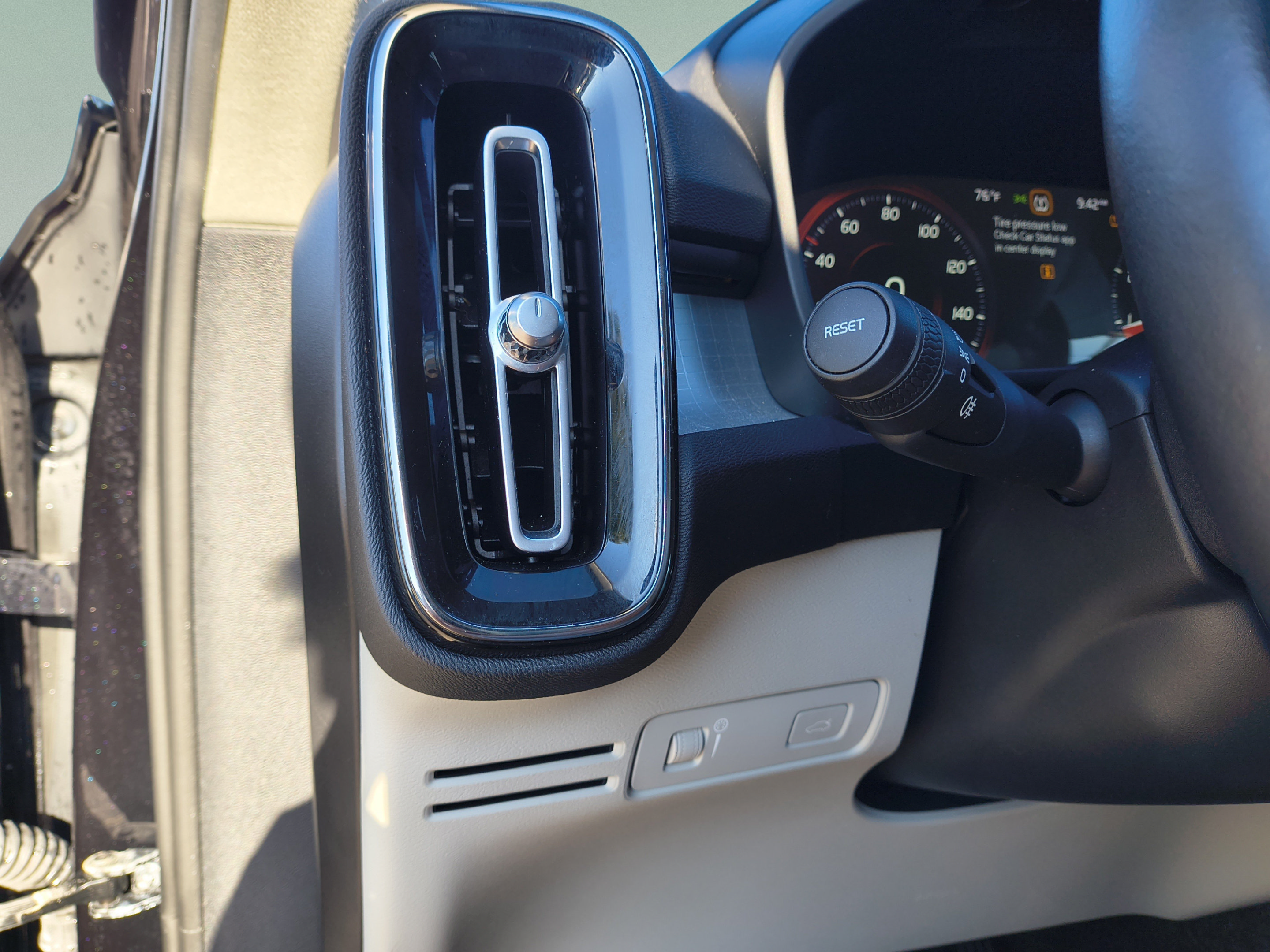 Used 2019 Volvo XC40 T4 Momentum FWD image 27