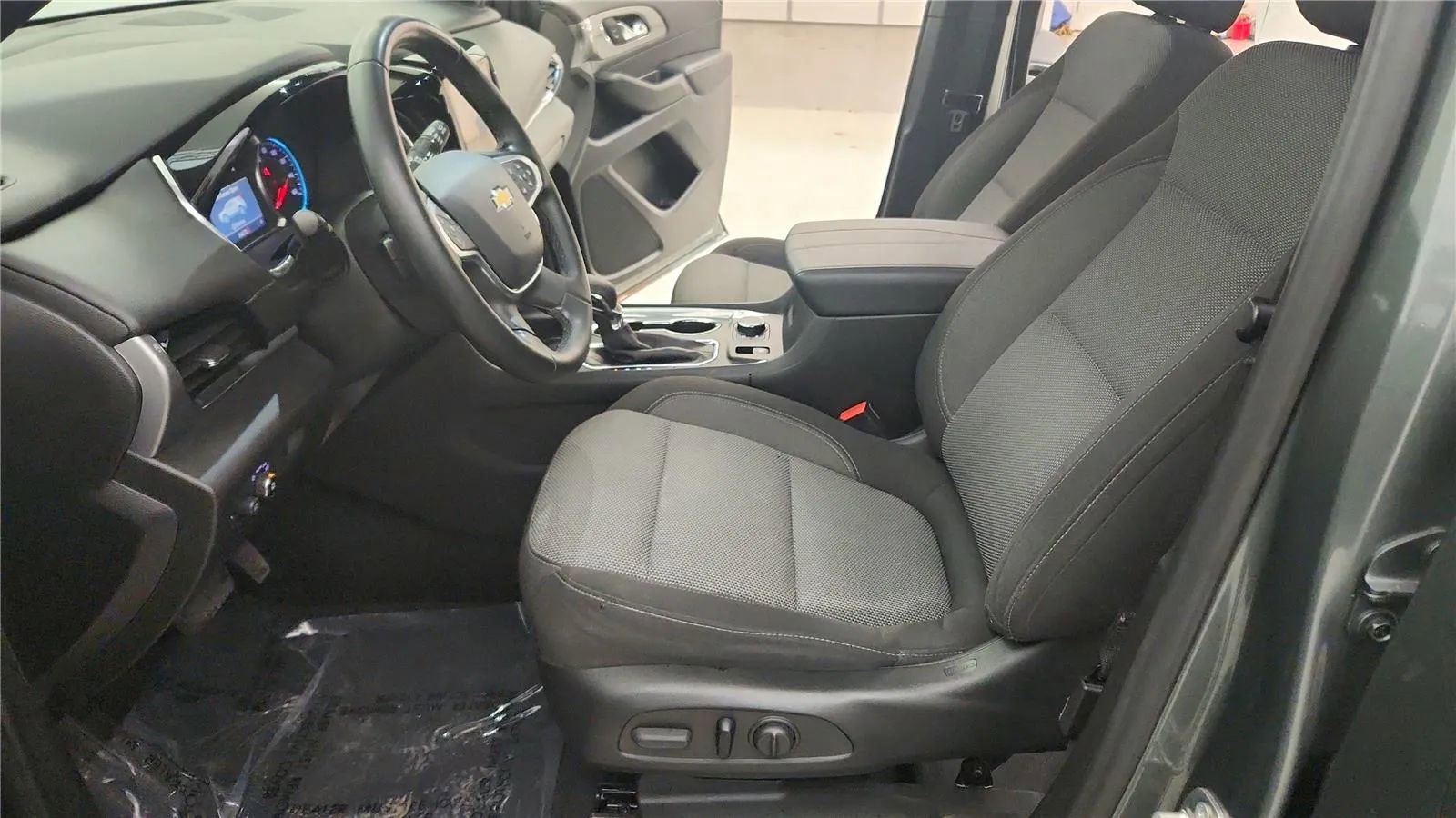 Used 2023 Chevrolet Traverse LT image 23