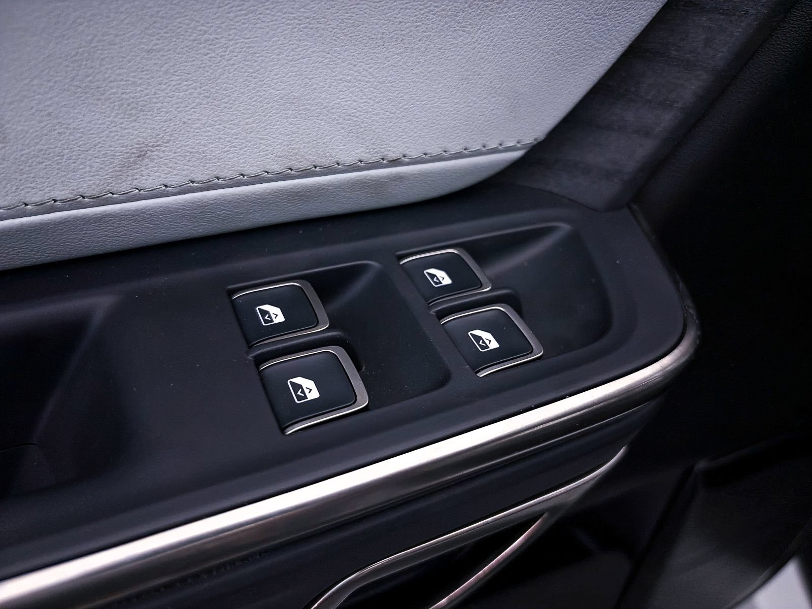 Used 2024 Rivian R1S Adventure AWD/4WD image 19