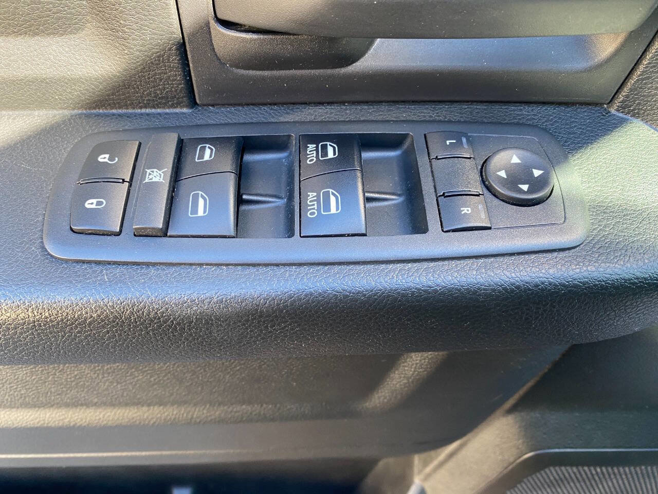 Used 2018 RAM 1500 Tradesman w/ Chrome Appearance Group image 12