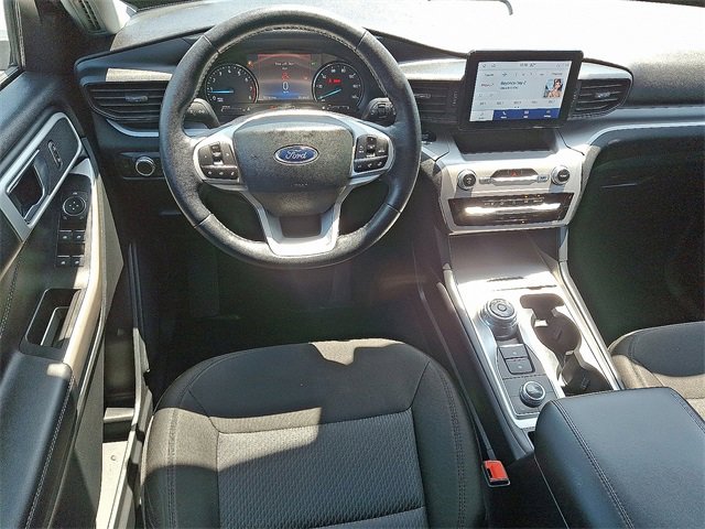 Used 2022 Ford Explorer XLT image 2
