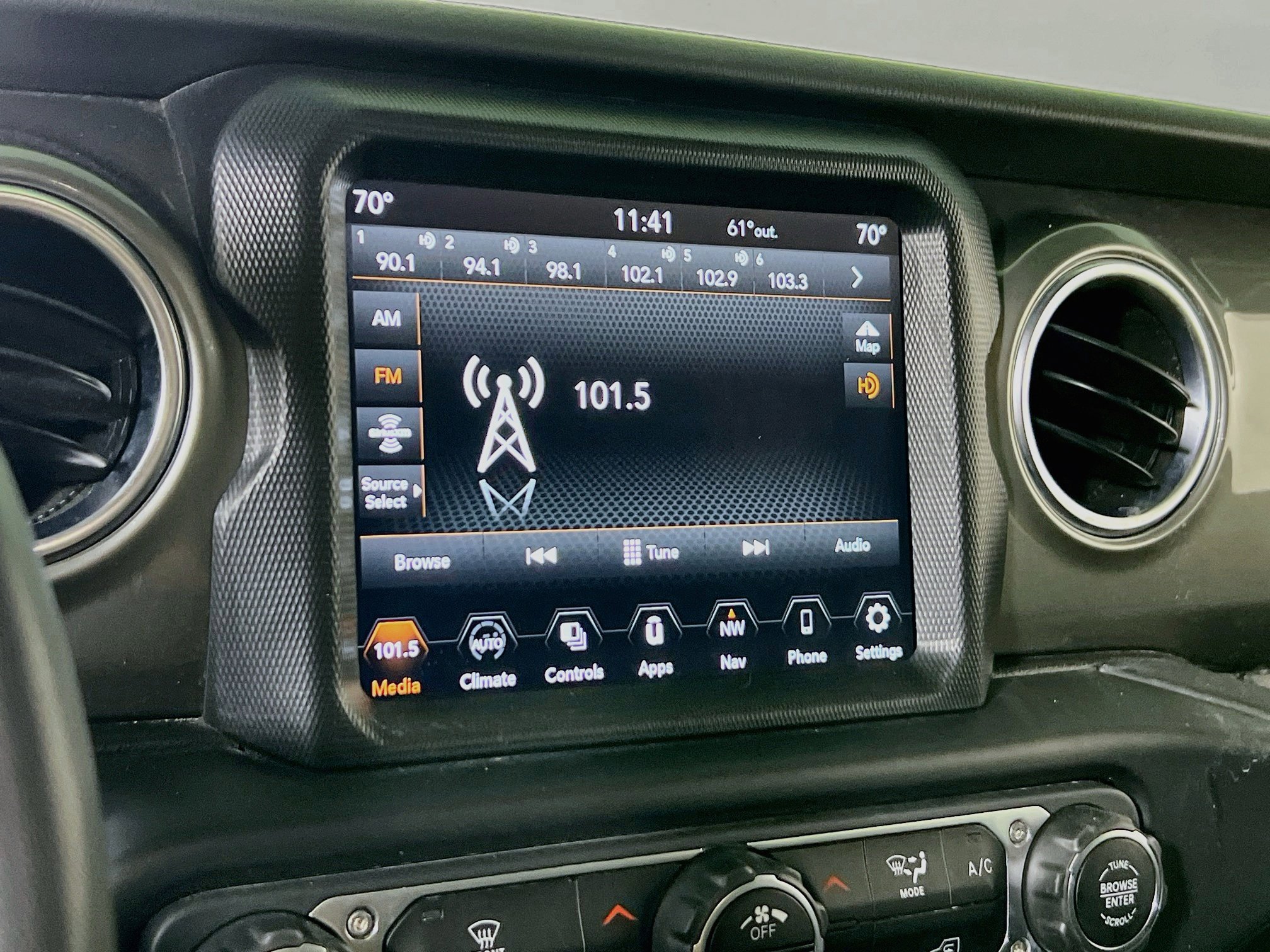 Used 2023 Jeep Gladiator Overland AWD/4WD image 15