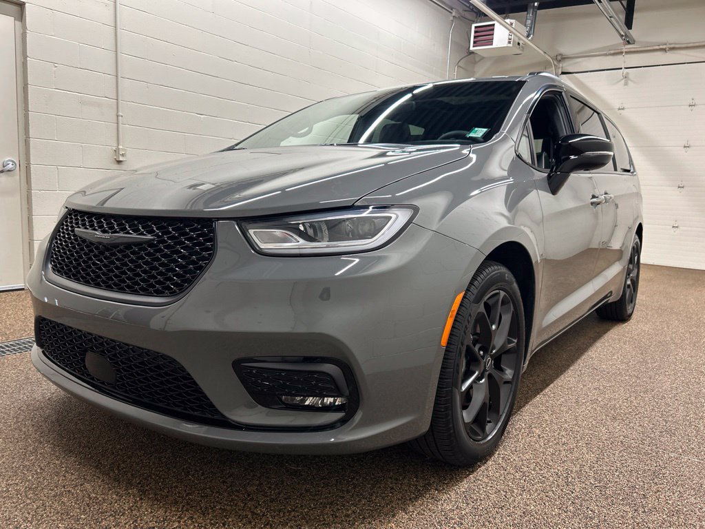 Used 2025 Chrysler Pacifica Limited FWD image 7