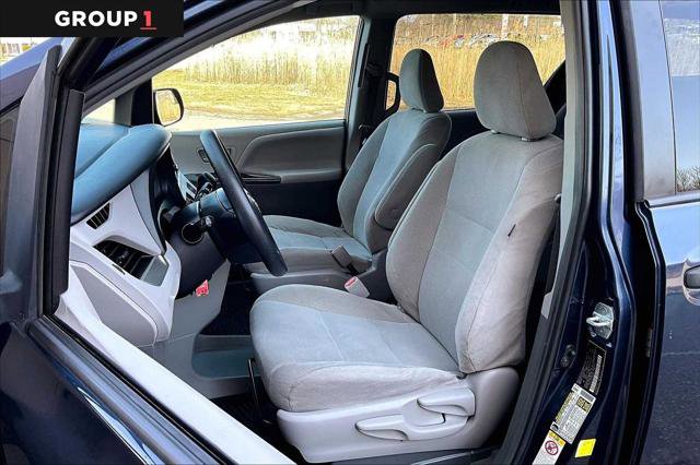 Certified 2018 Toyota Sienna L image 9