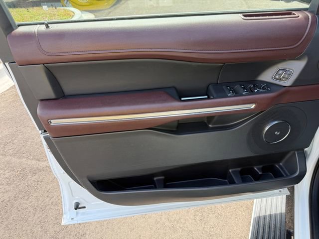 Used 2024 Ford Expedition Limited image 3