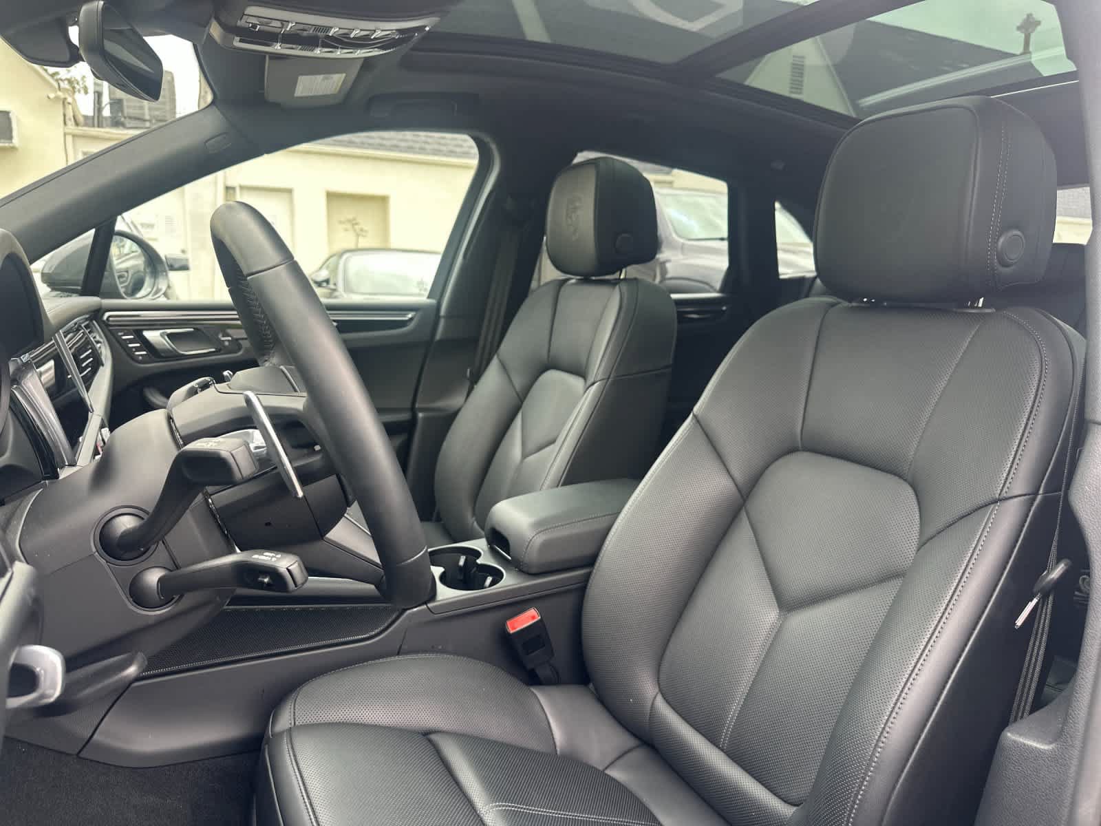 Certified 2026 Porsche Macan AWD/4WD image 5