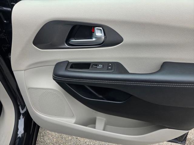 Certified 2023 Chrysler Pacifica Touring-L FWD image 24