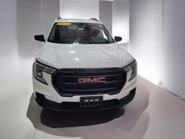Used 2023 GMC Terrain SLE image 12