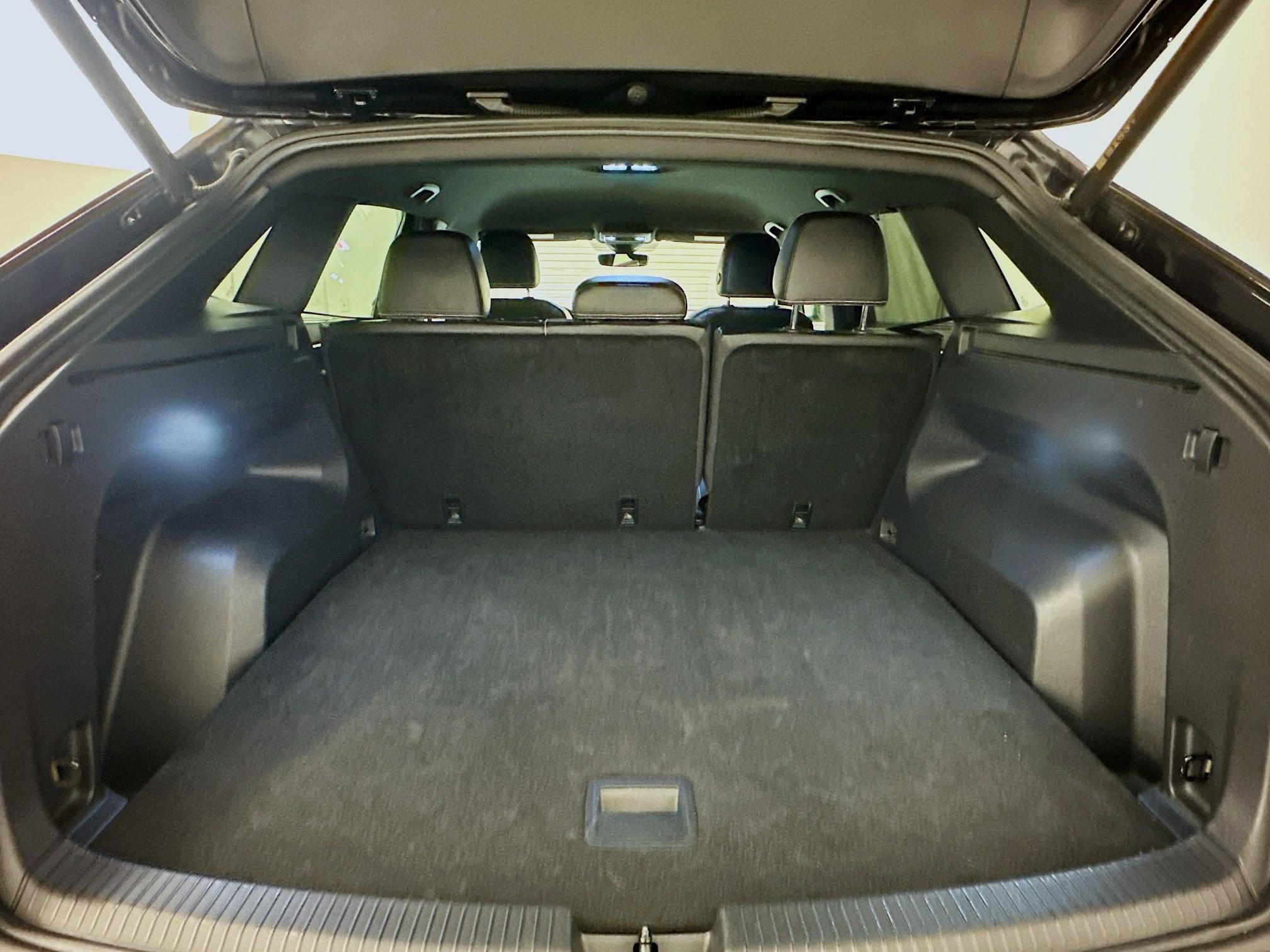 Used 2024 Volkswagen Atlas Cross Sport SE image 30