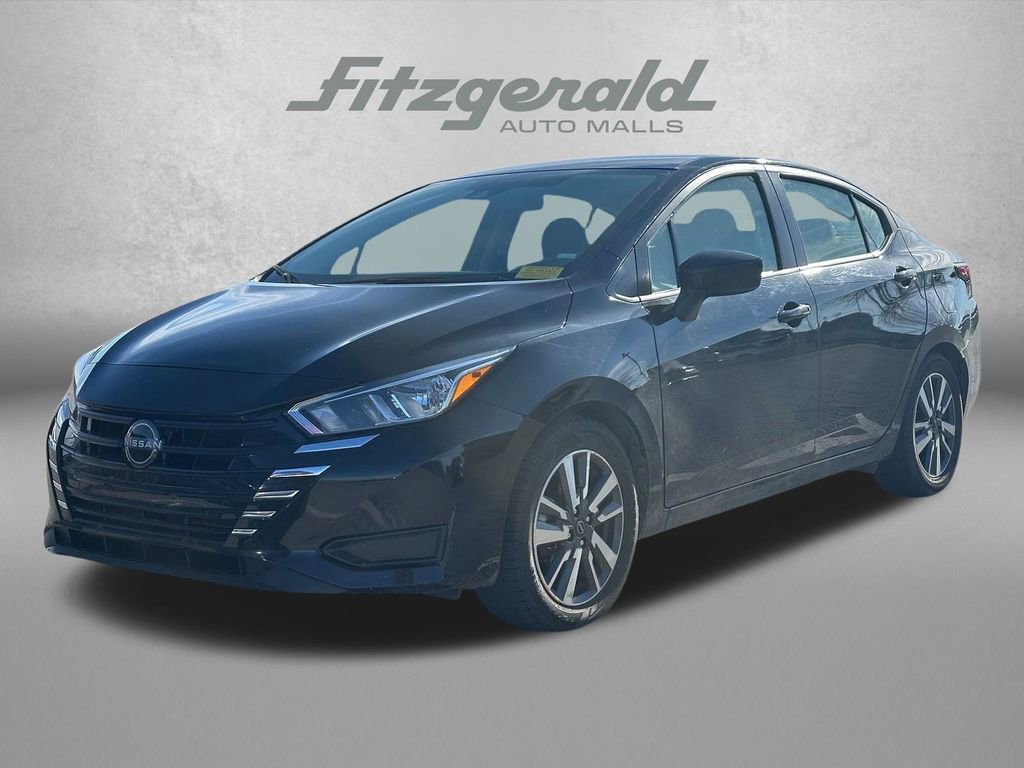 Used 2023 Nissan Versa SV image 2