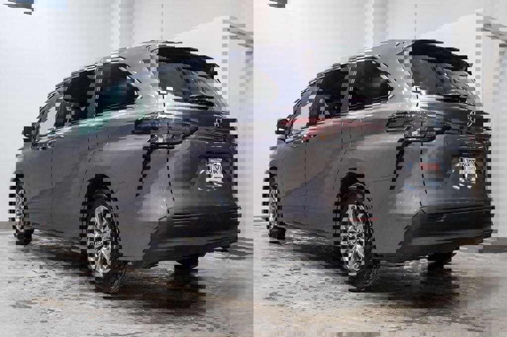 Used 2024 Toyota Sienna LE image 4