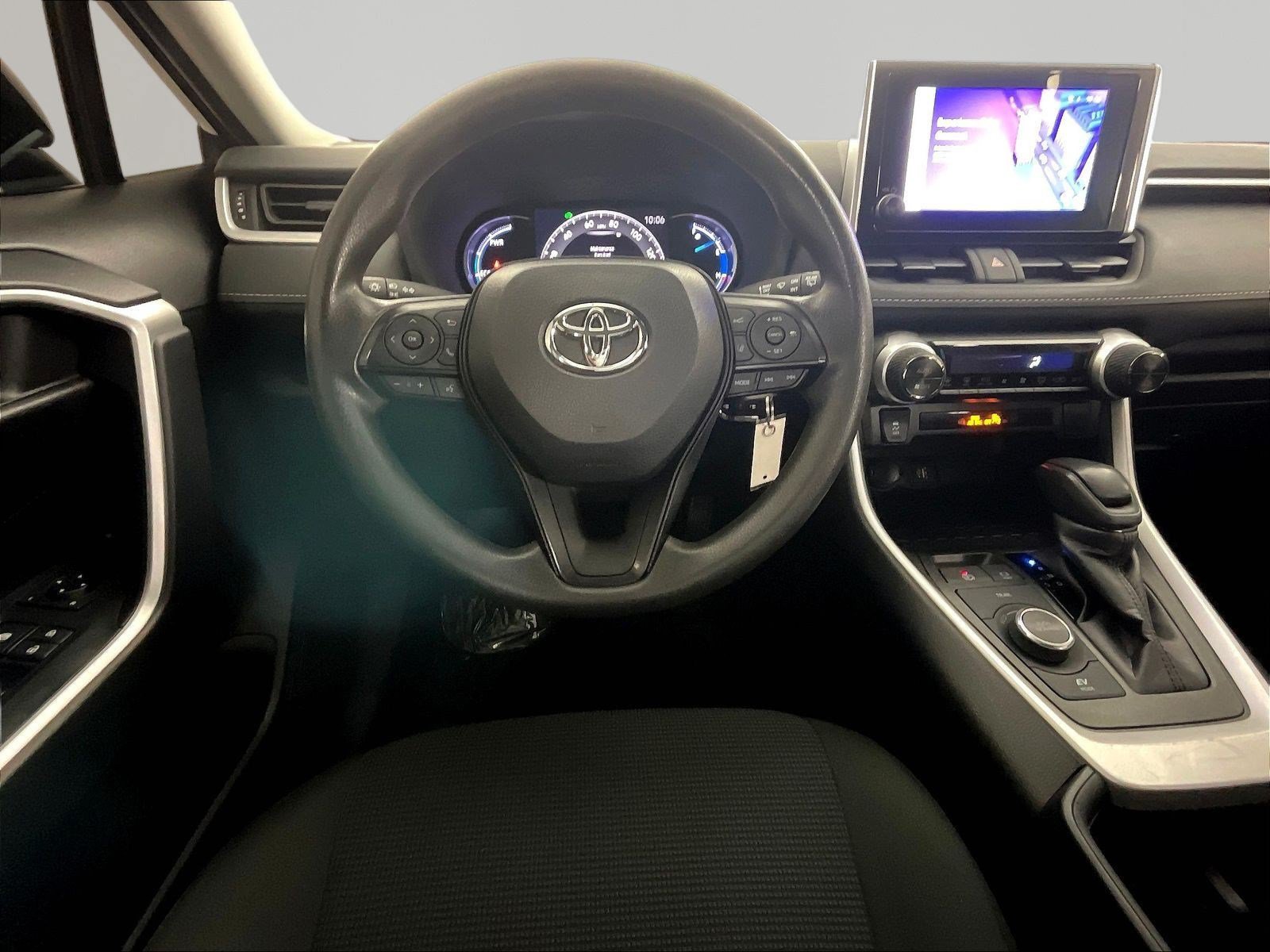 Used 2024 Toyota RAV4 LE AWD/4WD image 8