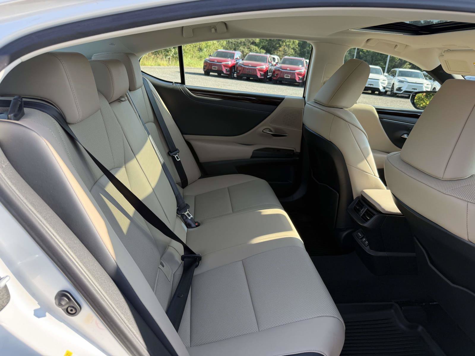 Used 2019 Lexus ES 300h w/ Premium Package FWD image 16