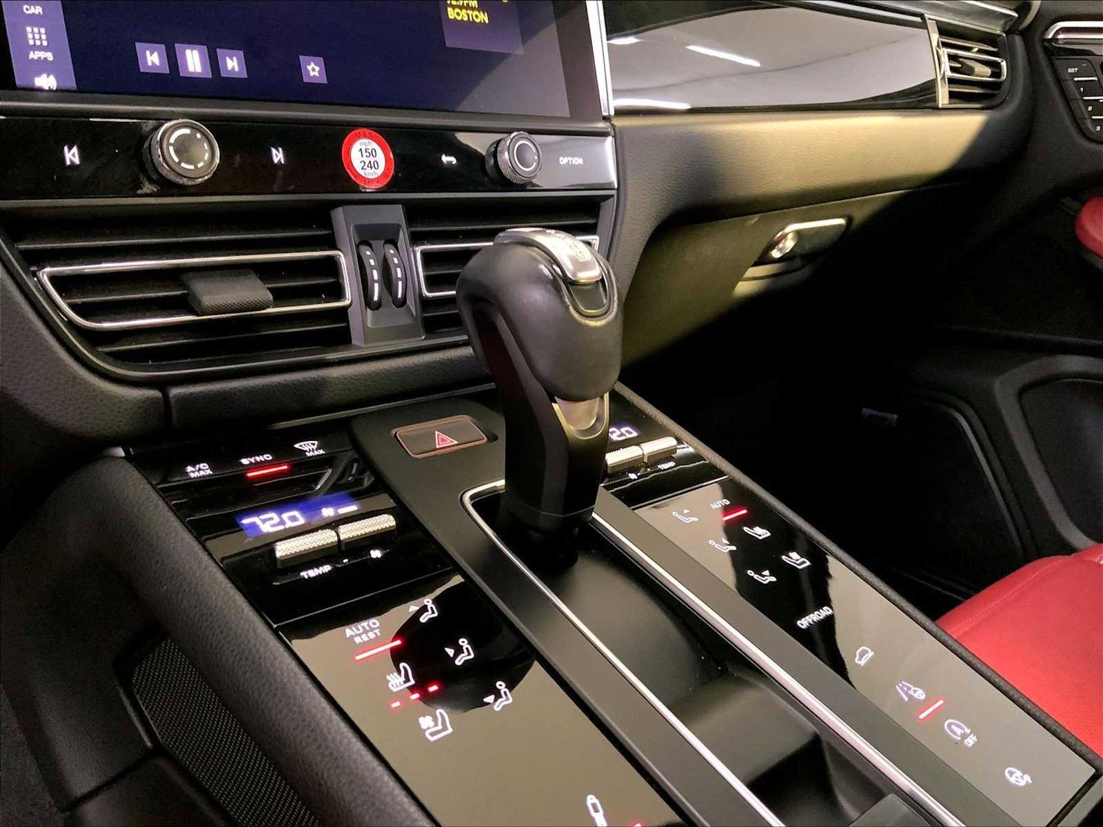Certified 2023 Porsche Macan Turbo image 17