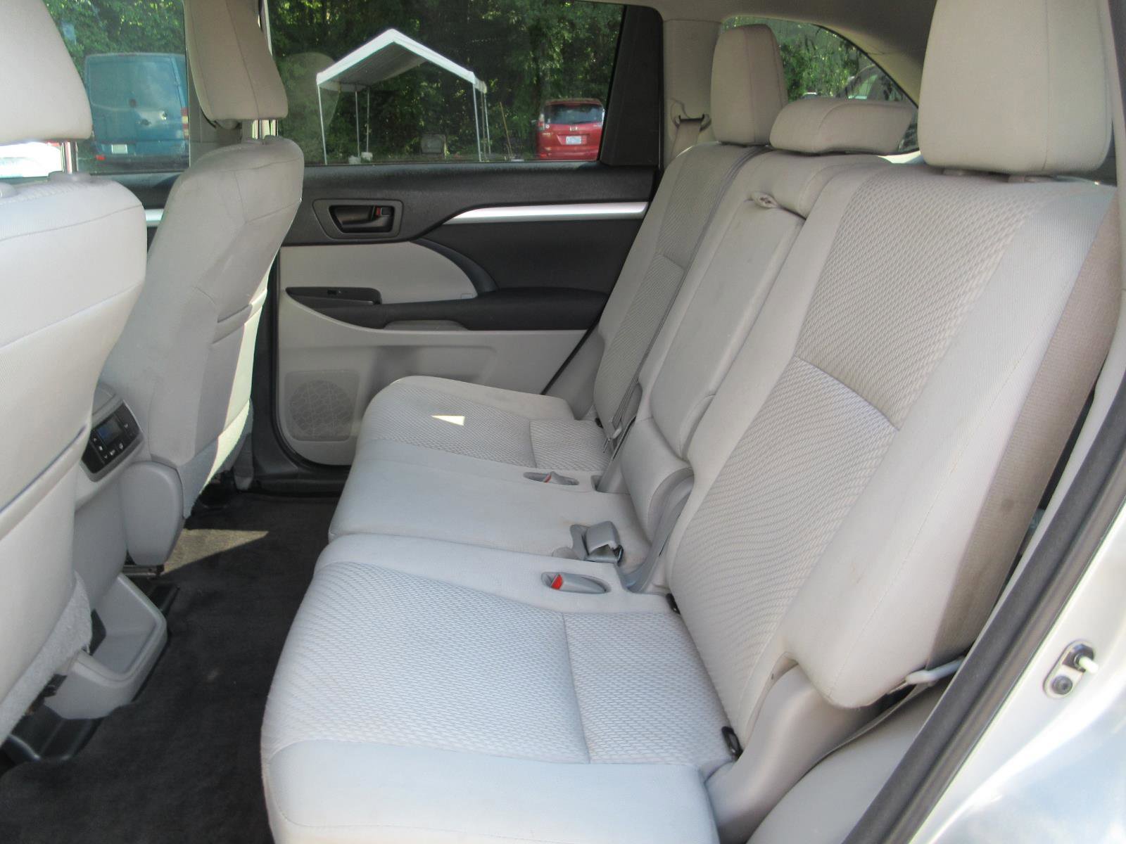 Used 2018 Toyota Highlander LE FWD image 18