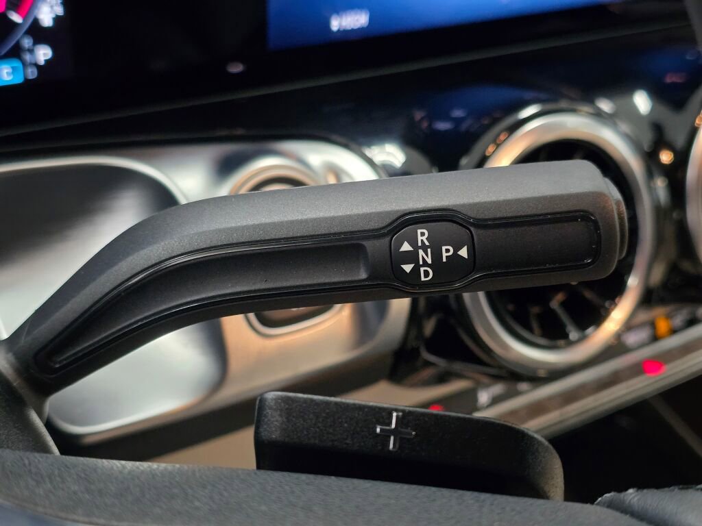 Used 2025 Mercedes-Benz GLB 250 4MATIC image 16