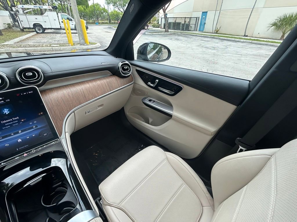 Used 2024 Mercedes-Benz GLC 300 4MATIC image 11