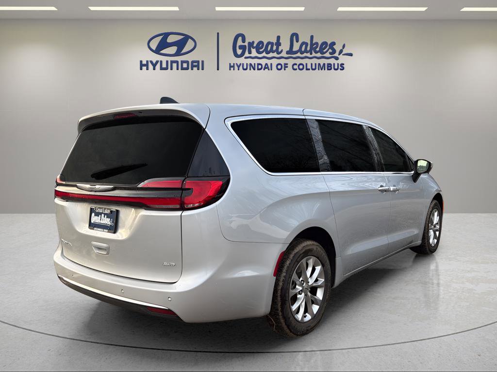 Used 2023 Chrysler Pacifica Touring-L image 5