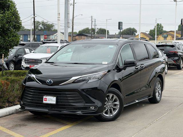 Certified 2025 Toyota Sienna XLE FWD image 2