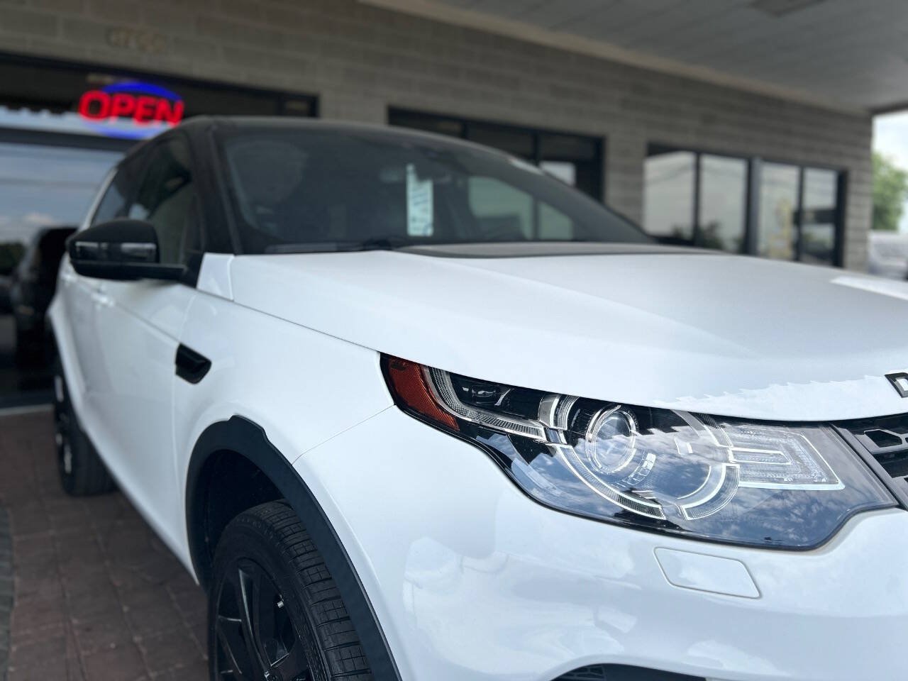 Used 2017 Land Rover Discovery Sport HSE AWD/4WD image 25