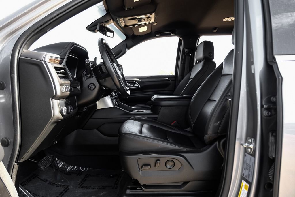 Used 2022 Chevrolet Suburban LT w/ Luxury Package image 3