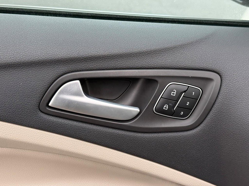 Used 2017 Ford Escape Titanium image 19