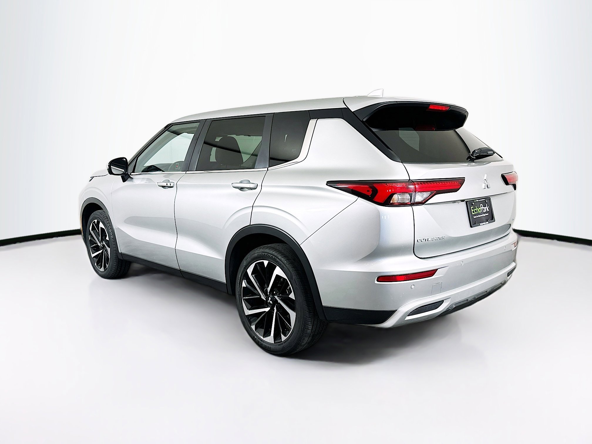 Used 2024 Mitsubishi Outlander SE Black Edition image 5