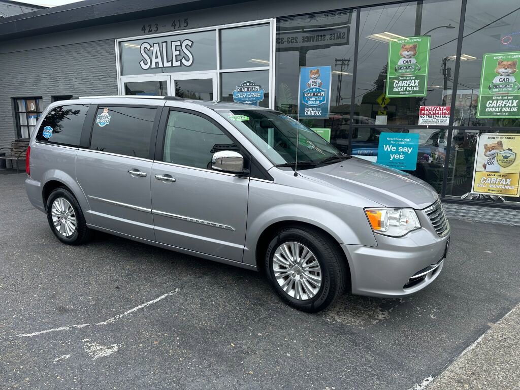 Used 2016 Chrysler Town & Country Limited FWD image 4