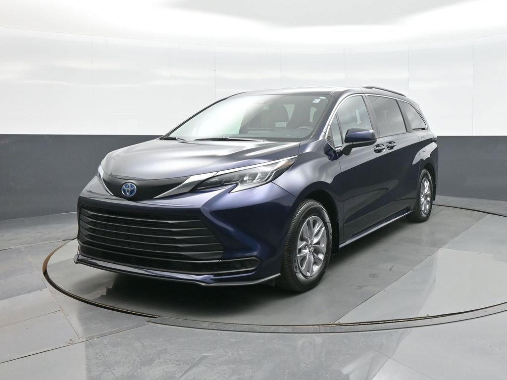 Used 2025 Toyota Sienna LE image 3