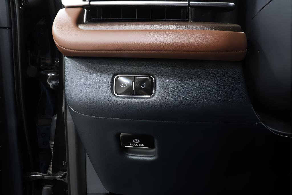 Used 2025 Lincoln Navigator Reserve AWD/4WD image 21