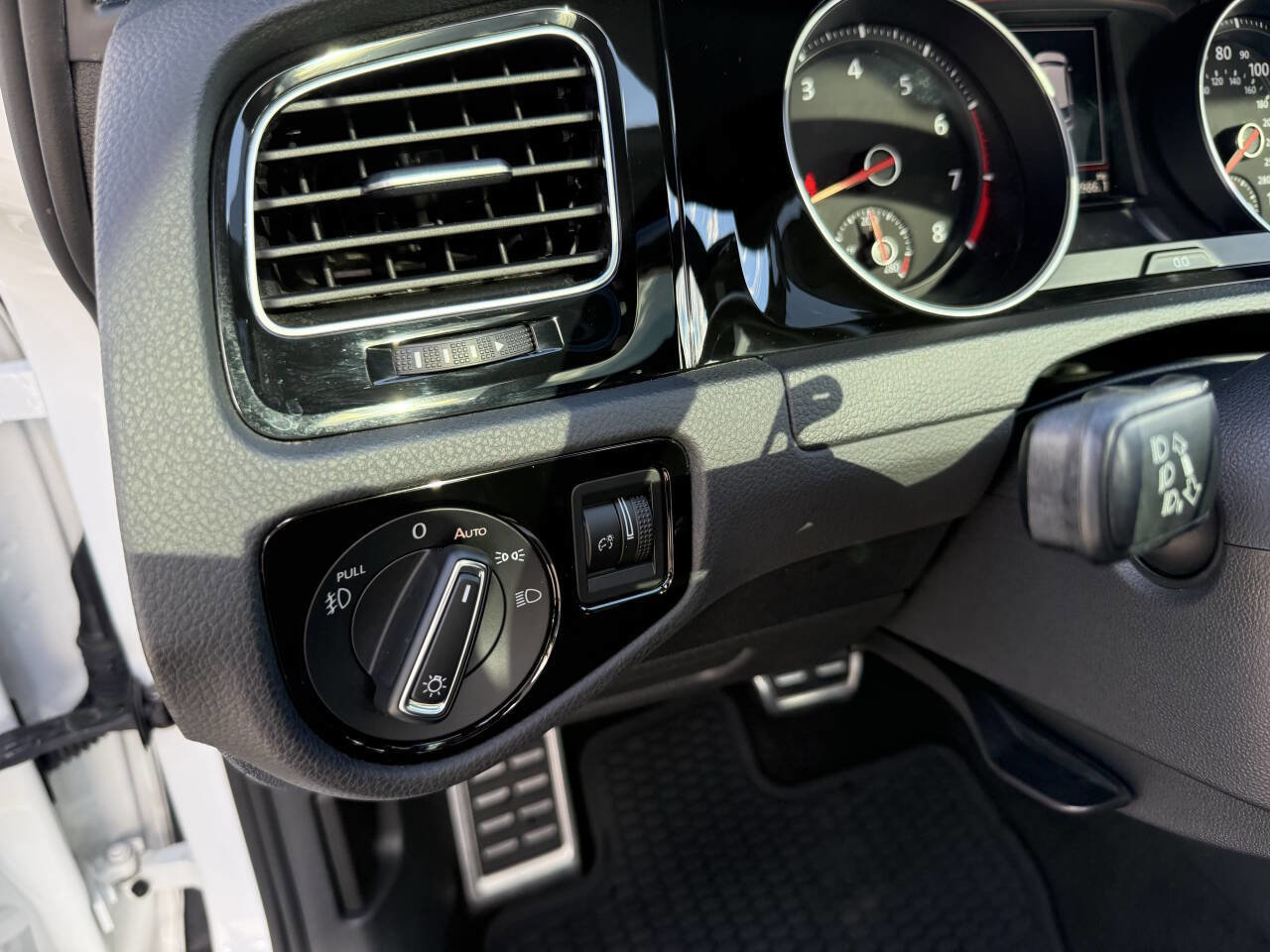 Used 2018 Volkswagen GTI SE image 20