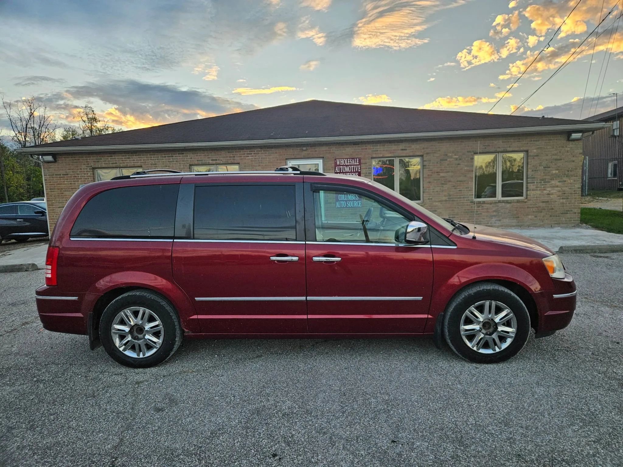 Used 2010 Chrysler Town & Country Limited FWD image 4