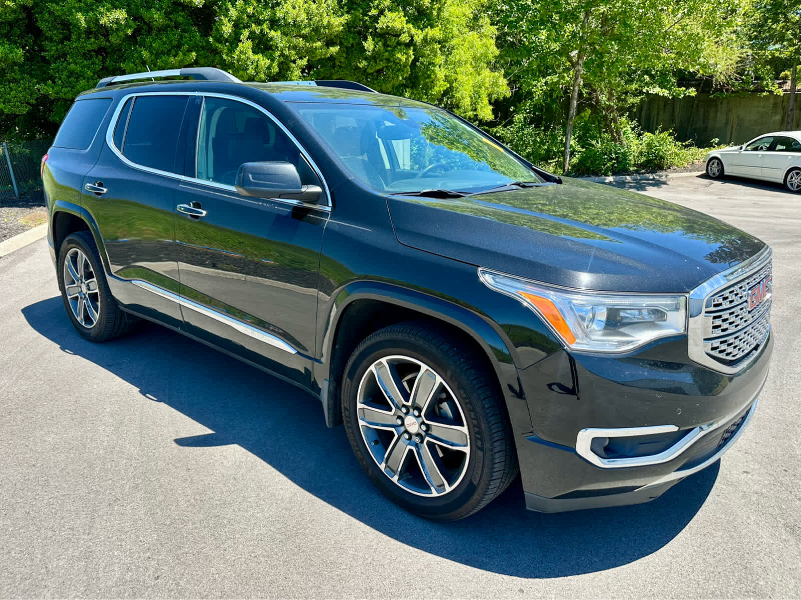 Used 2017 GMC Acadia Denali w/ Technology Package FWD image 3